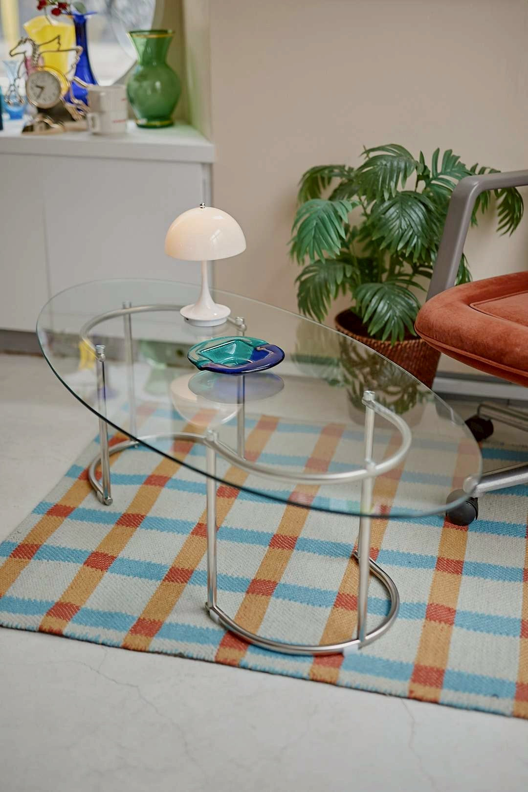 Oval glass table