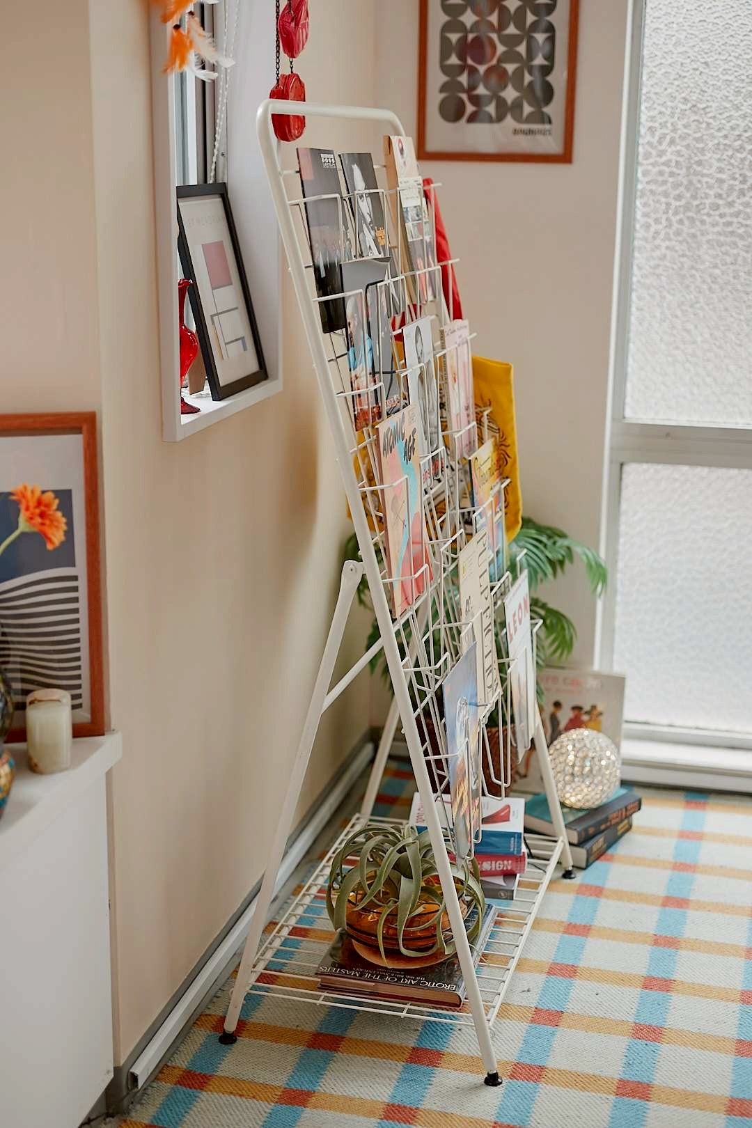Whitewire magazine rack