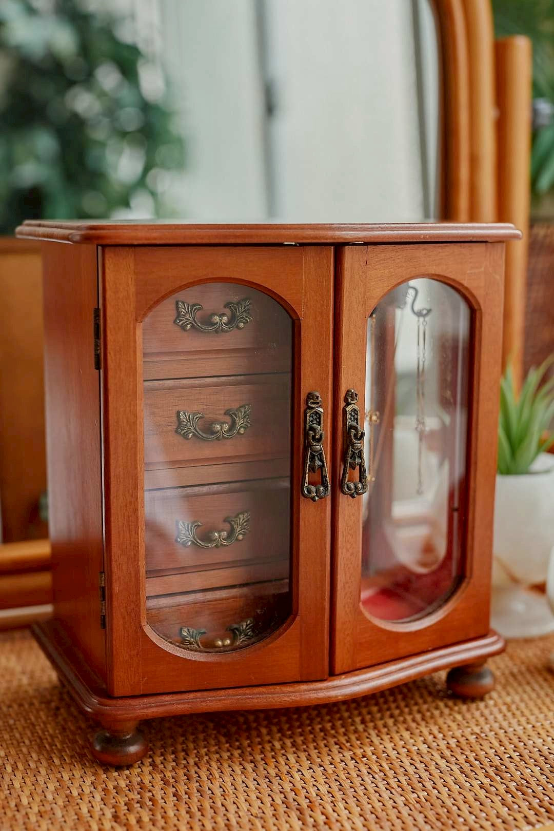 Side glass jewelry cabinet