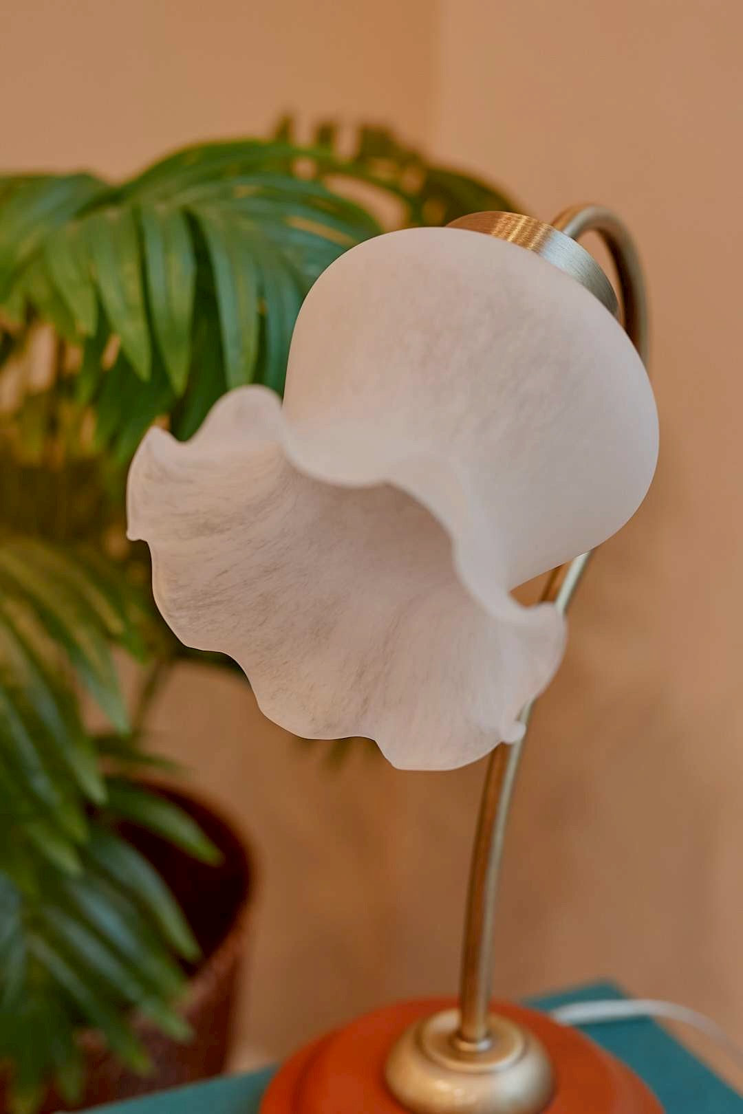 White frill lamp
