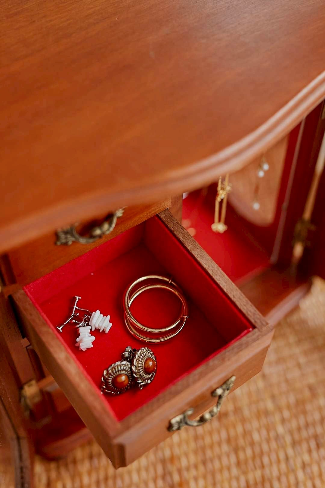 Side glass jewelry cabinet