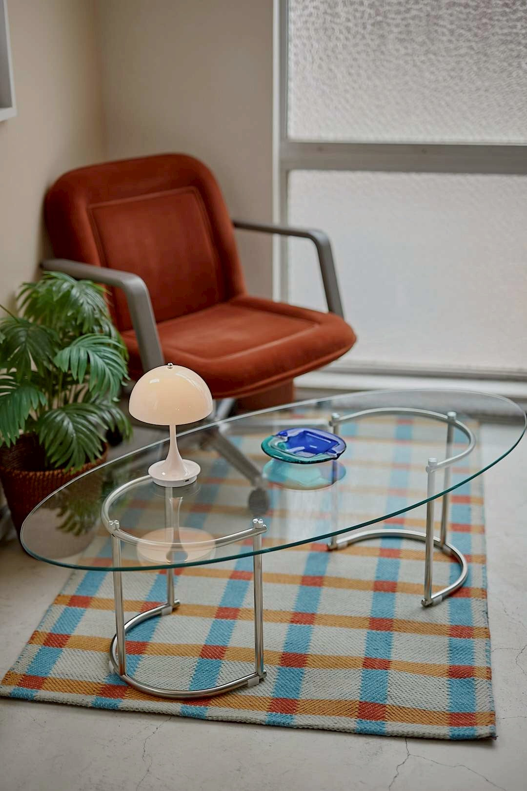 Oval glass table
