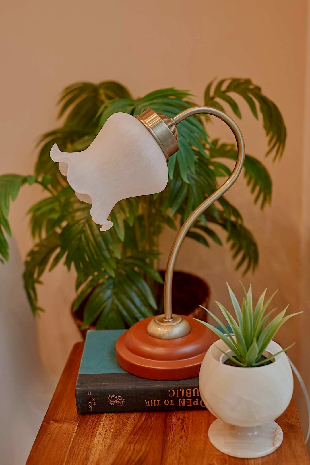 White frill lamp
