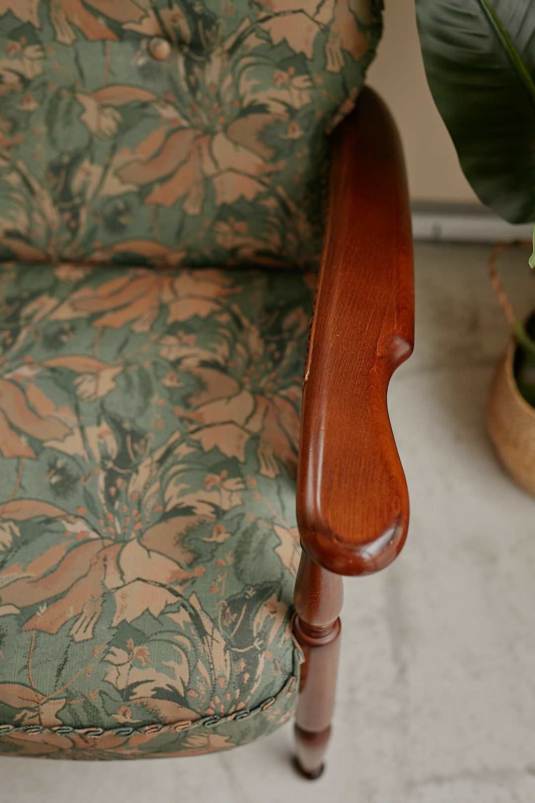 カリモク Colonial Floral Fabric Sofa