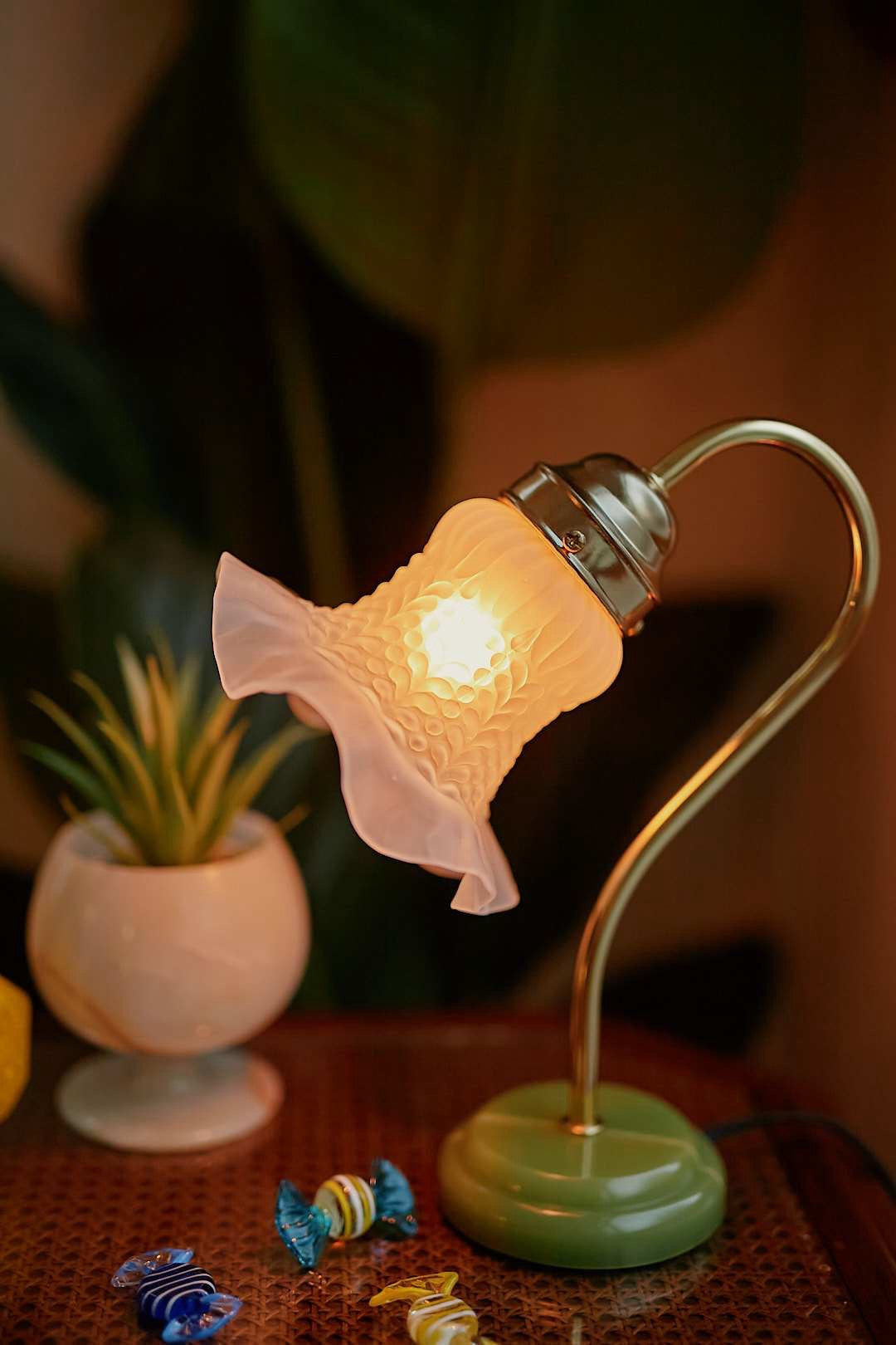 キシマ Frill glass table lamp