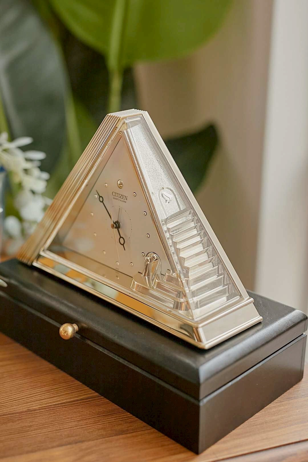 CITIZEN Triangle Clock