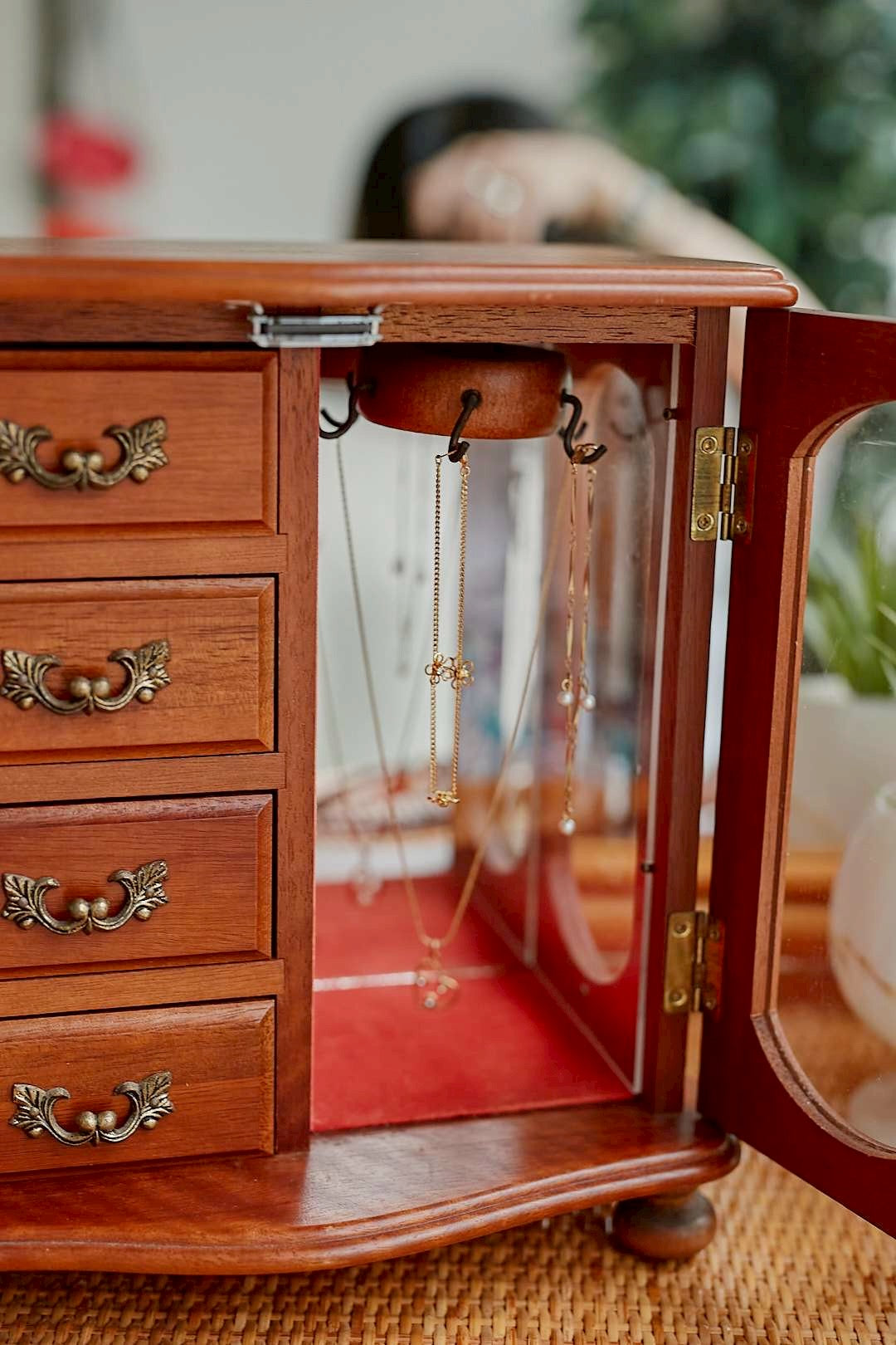 Side glass jewelry cabinet