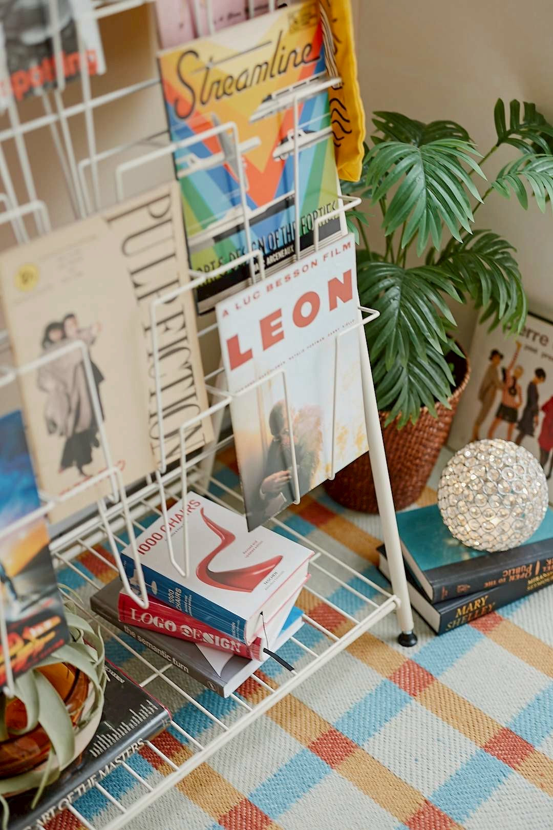 Whitewire magazine rack