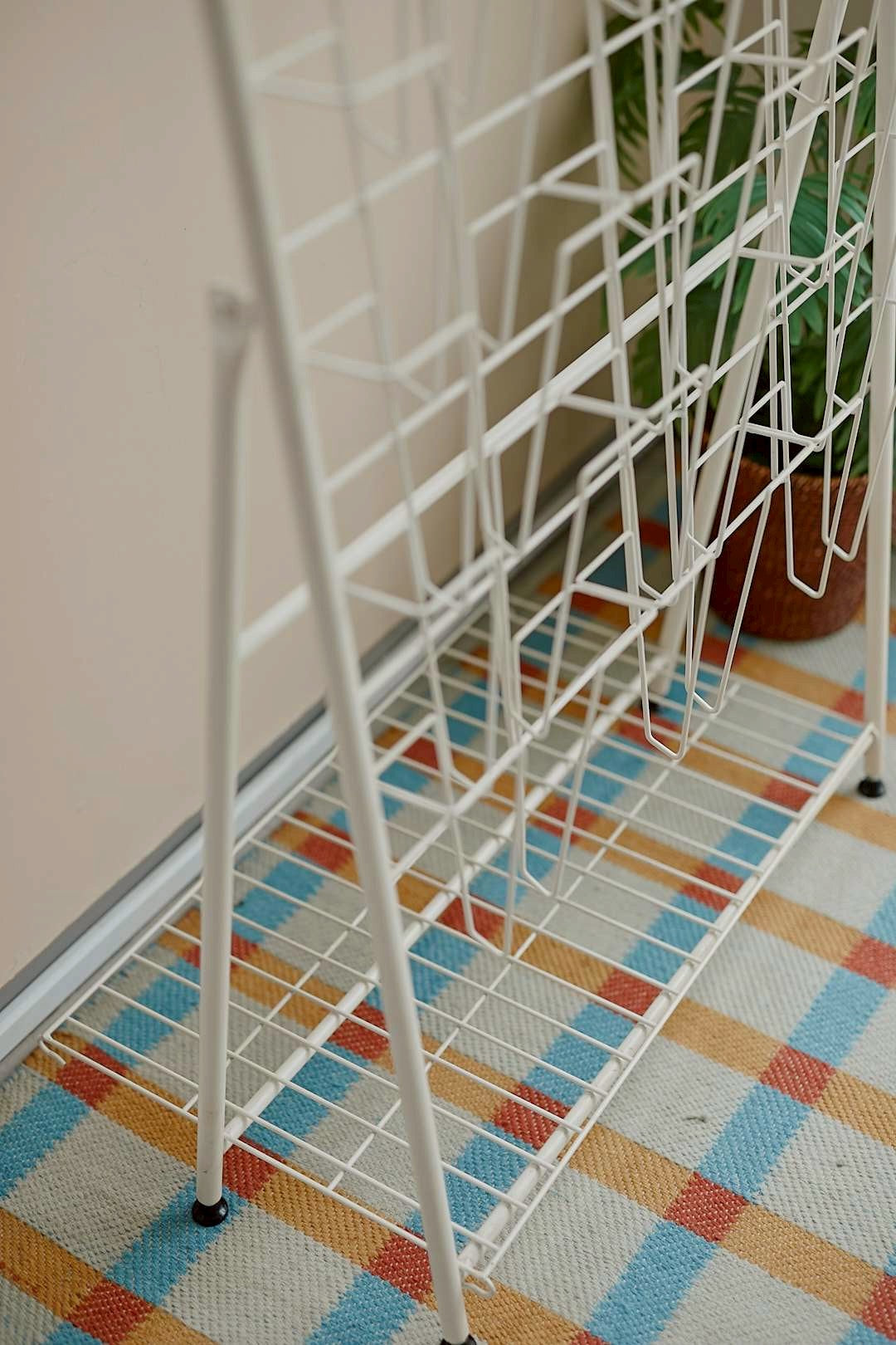 Whitewire magazine rack