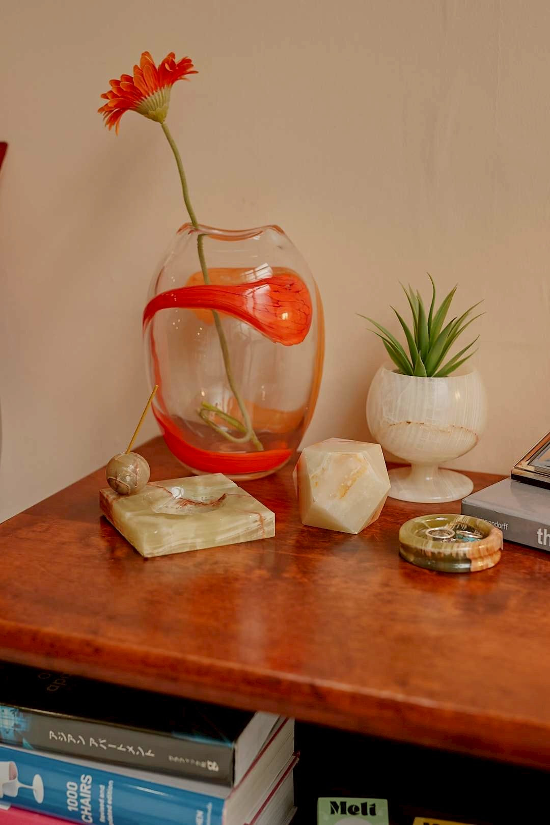 KAMEI GLASS

Orange Swirl Flower Vase
