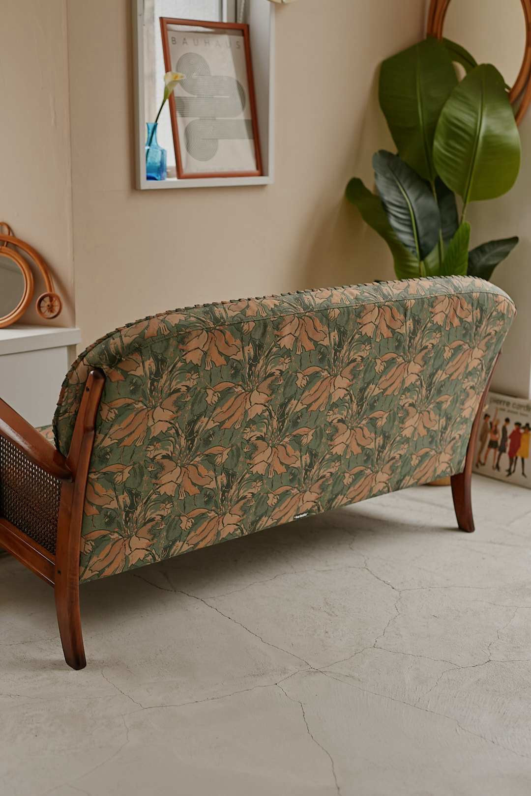 カリモク Colonial Floral Fabric Sofa