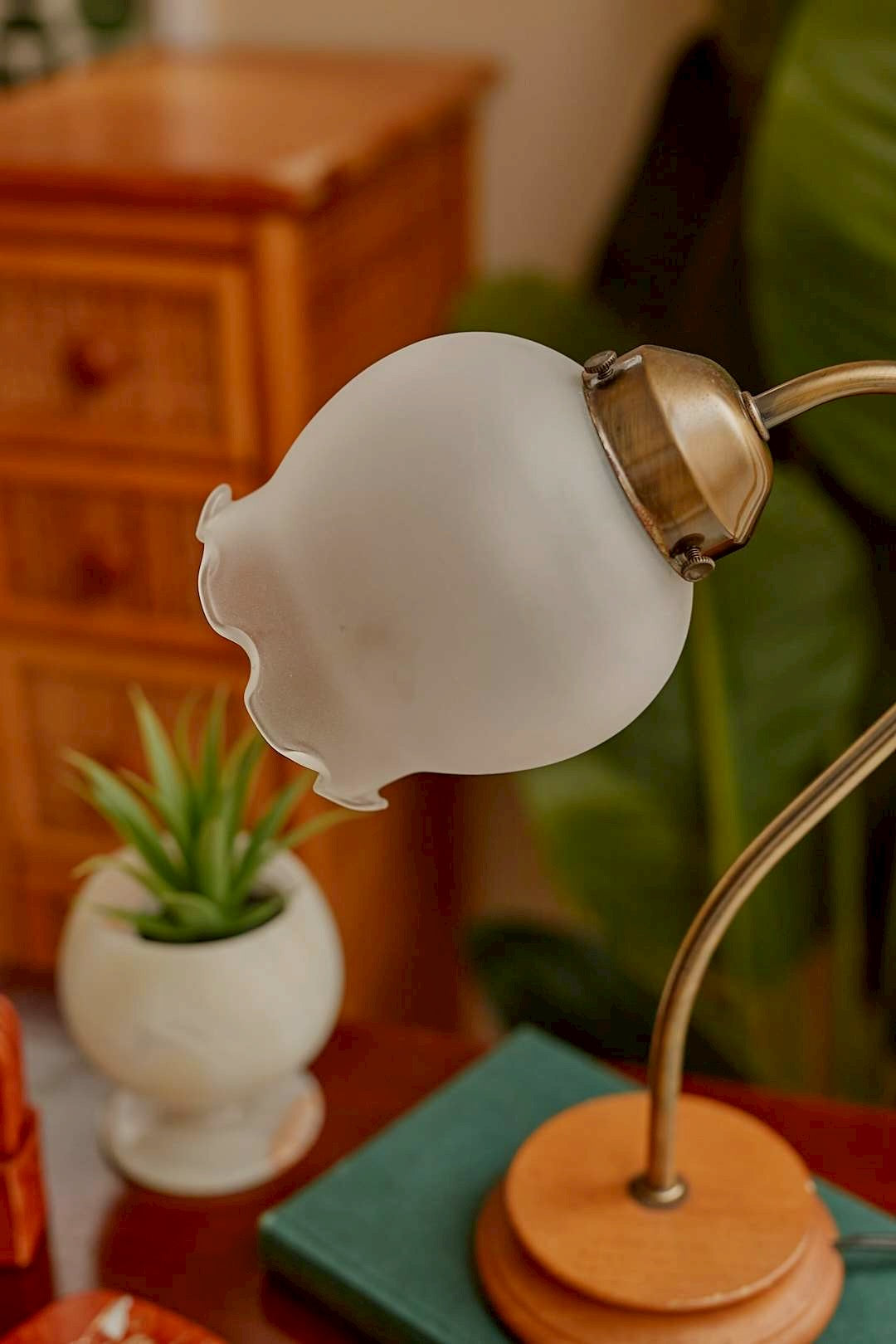 Lily of the valley table lamp