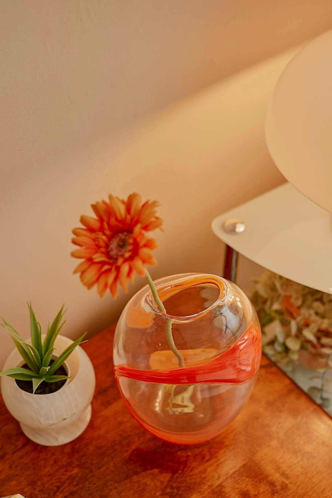 KAMEI GLASS

Orange Swirl Flower Vase