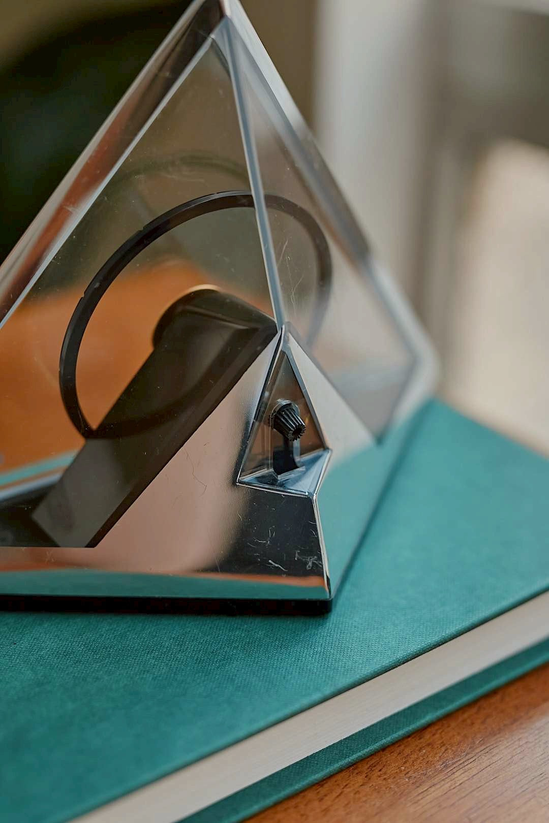 CITIZEN Triangle Clock